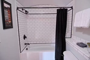 Secadora de cabello, toallas, jabón, papel de baño