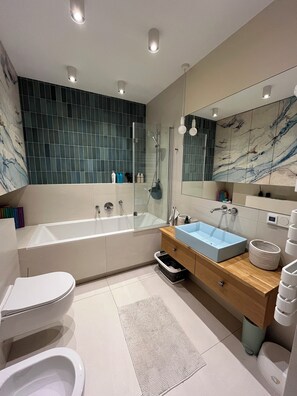 Haartrockner, Bidet, Handtücher, Seife