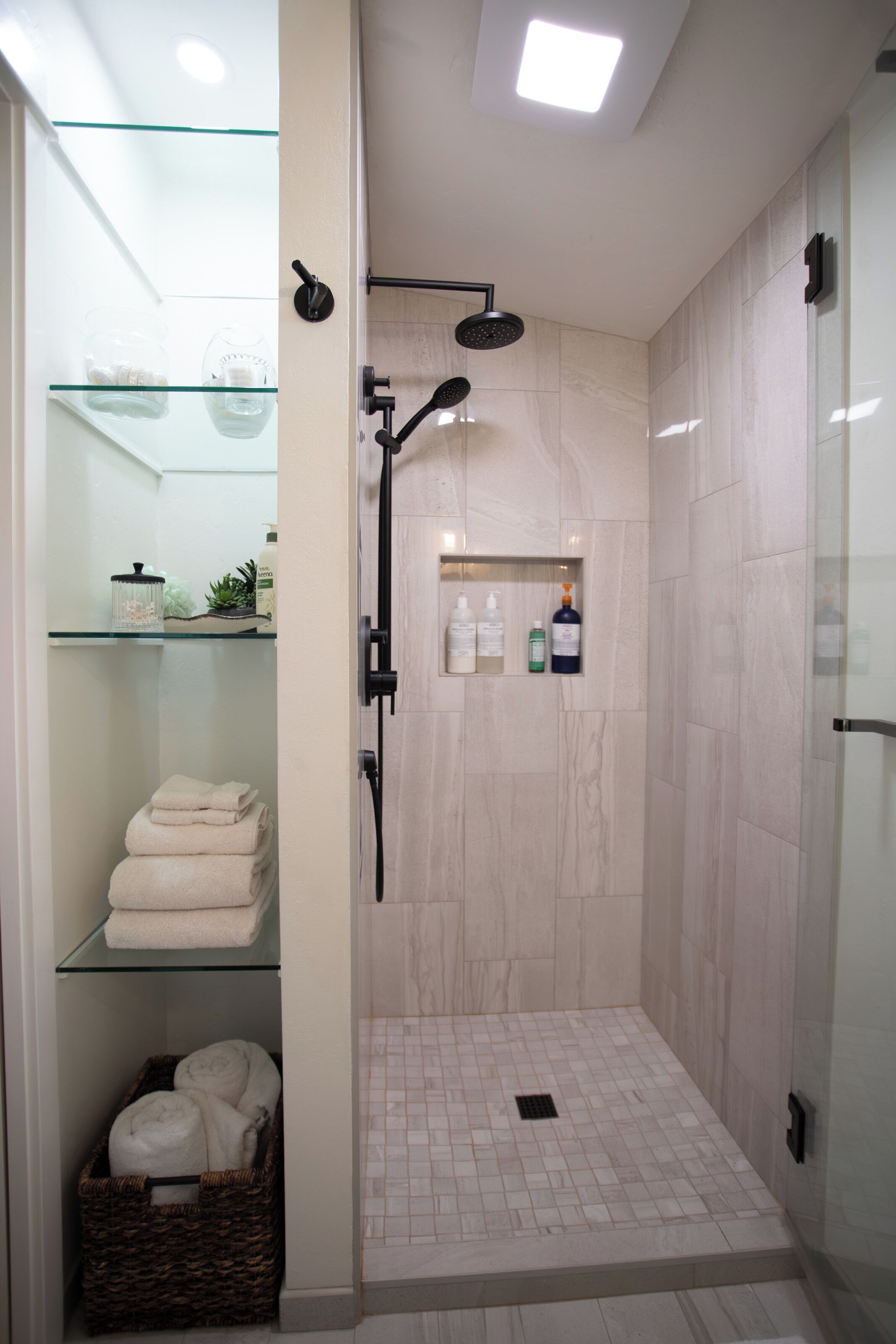 Douche, sèche-cheveux, bidet, serviettes fournies