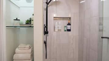 Douche, sèche-cheveux, bidet, serviettes fournies