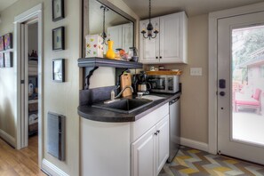 Refrigerador, microondas, cafetera/tetera, tetera/pava eléctrica