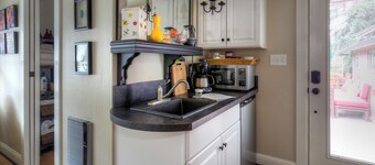 Romantic cottage with tranquil outdoor space in Willamette Valley Wine Country