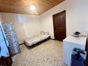4 habitaciones, tabla de planchar con plancha y cuna de viaje