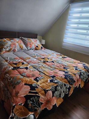 3 slaapkamers, een strijkplank/strijkijzer, gratis wifi, beddengoed