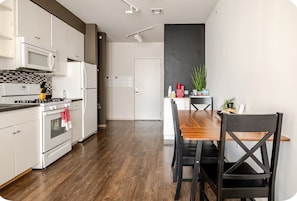 Køleskab, mikrobølgeovn, ovn, kogeplade