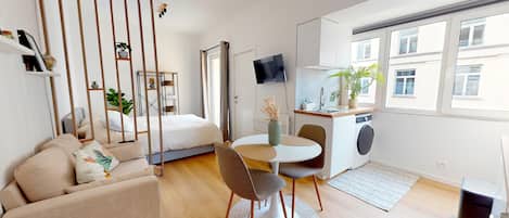 아파트, 발코니, 시내 전망 | 거실 공간 | TV