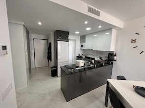 Refrigerador, microondas, horno y lavavajillas