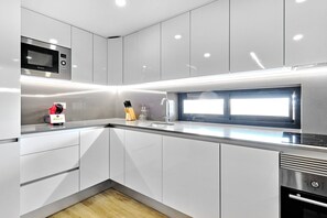 Kühlschrank, Mikrowelle, Ofen, Geschirrspüler