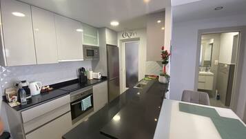 Een koelkast, een magnetron, een oven, een vaatwasser