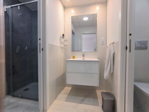 Dusche, Haartrockner, Handtücher