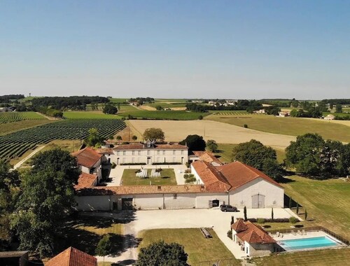 La Cannonerie : Gîte au cœur des vignobles de Cognac avec piscine.
