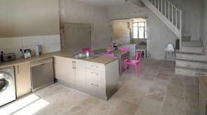 Fridge, oven, stovetop, dishwasher