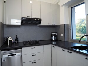 Réfrigérateur, micro-ondes, plaque de cuisson, lave-vaisselle