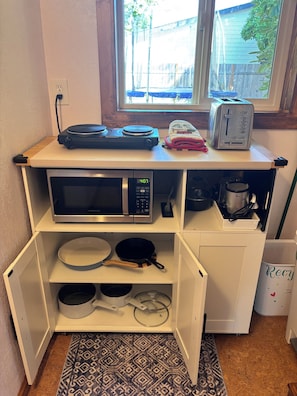 Kaffetrakter/tekoker, kjøleskap, mikrobølgeovn og kokeplater