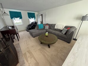 TV connectée, cheminée, table de tennis de table, écrans d'ordinateur