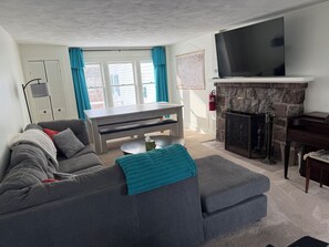 Smart TV, fireplace, table tennis, computer monitors