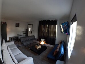 Smart TV - Charming 2-bedroom house with WiFi, a hot tub and 30 min away from adventure. (So. Salt Lake)