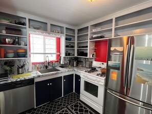 Jääkaappi, mikroaaltouuni, uuni, liesi