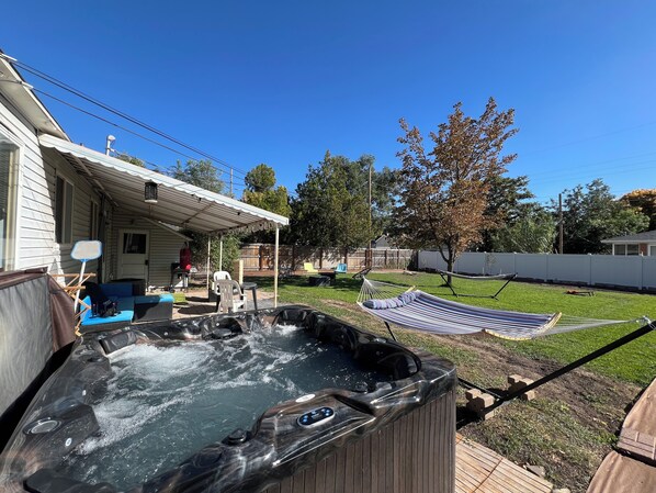 Terrace/patio - Charming 2-bedroom house with WiFi, a hot tub and 30 min away from adventure. (So. Salt Lake)