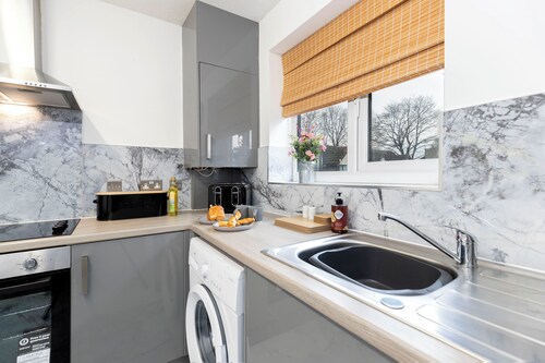 Quiet Corner Haven. 100m to picturesque market town. Family & pet friendly.