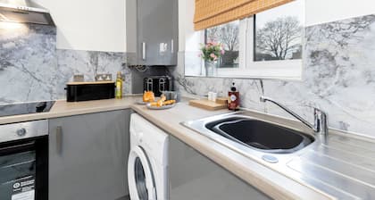 Quiet Corner Haven. 100m to picturesque market town. Family & pet friendly.