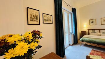 1 habitación, tabla de planchar con plancha, wifi y ropa de cama