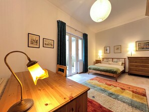 1 dormitorio, tabla de planchar con plancha, wifi y ropa de cama