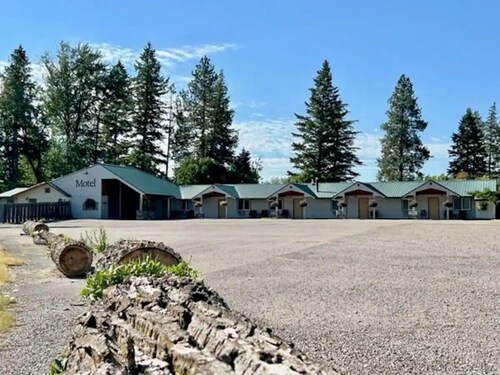 #20- ONE QUEEN BED at hotel with WiFi, AC in lovely Columbia Falls 20 mi to GNP