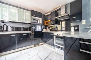 Microwave, oven, stovetop, dishwasher - Just 300 metres from the train station! The ideal family home for visiting Paris! (Saint-Michel-sur-Orge)