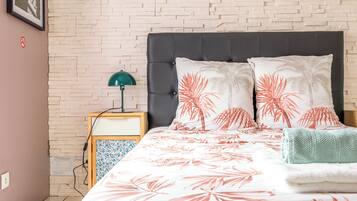 3 bedrooms, iron/ironing board, WiFi, bed sheets