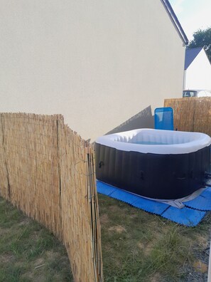 Outdoor spa tub - 3-bedroom bungalow sleeps 9 100 m2 Fiber optic Internet 30 minutes from Nantes (mouzeil)