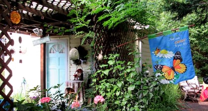 Charming 1-bedroom cottage with WiFi, AC in quaint Pilot Mountain.