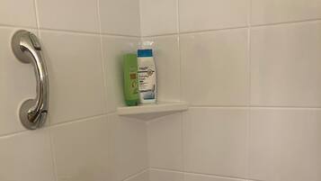 Douche, sèche-cheveux, serviettes fournies, savon