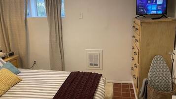 2 bedrooms, desk, iron/ironing board, WiFi