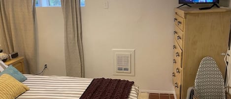 2 室のベッドルーム、デスク、アイロン / アイロン台、WiFi