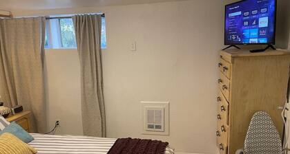 CozyPrivate Peaceful 7mins>Airport Front Door Parking Pet Friendly Lodge Duplex