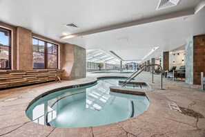 Una piscina techada, una piscina al aire libre