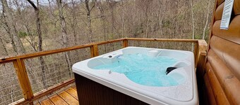 Deer Haven Cabin, Stunning Mtn Views, Hot Tub+Fire Table+Grill, Game Room, WiFi!