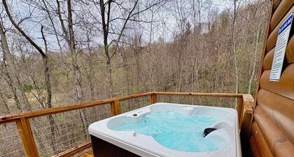 Deer Haven Cabin, Stunning Mtn Views, Hot Tub+Fire Table+Grill, Game Room, WiFi!
