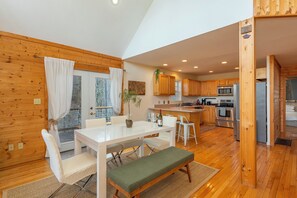 Dining - Deer Haven Cabin, Stunning Mtn Views, Hot Tub+Fire Table+Grill, Game Room, WiFi! (Burnsville)