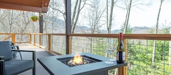 Mtn Views, Hot Tub+Fire Pit, WiFi, Grill, Near AVL