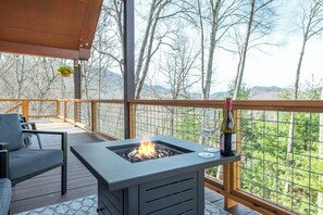 Property grounds - Deer Haven Cabin, Stunning Mtn Views, Hot Tub+Fire Table+Grill, Game Room, WiFi! (Burnsville)