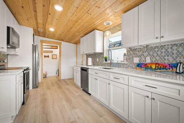 Køleskab, mikrobølgeovn, ovn, kogeplade