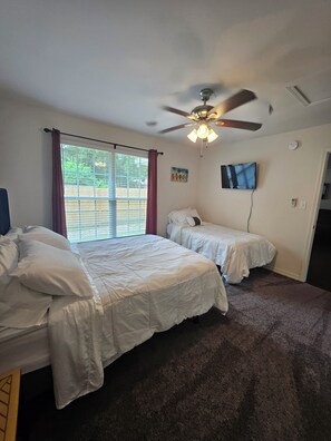 2 chambres, fer et planche à repasser, Wi-Fi gratuit, draps fournis
