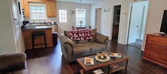 Relax & Unwind at This Charming West Mobile Getaway! 2BR/2BA Guesthouse Retreat!