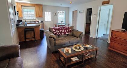 Relax & Unwind at This Charming West Mobile Getaway! 2BR/2BA Guesthouse Retreat!