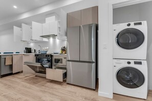 Réfrigérateur, four à micro-ondes, un four, surface de cuisson