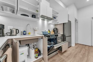 Køleskab, mikrobølgeovn, ovn, kogeplade