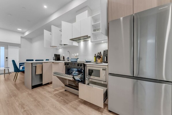 Køleskab, mikrobølgeovn, ovn, kogeplade