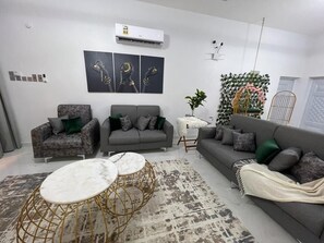 Luksus-alpehytte, privat basseng, ørkenutsikt | Oppholdsområde